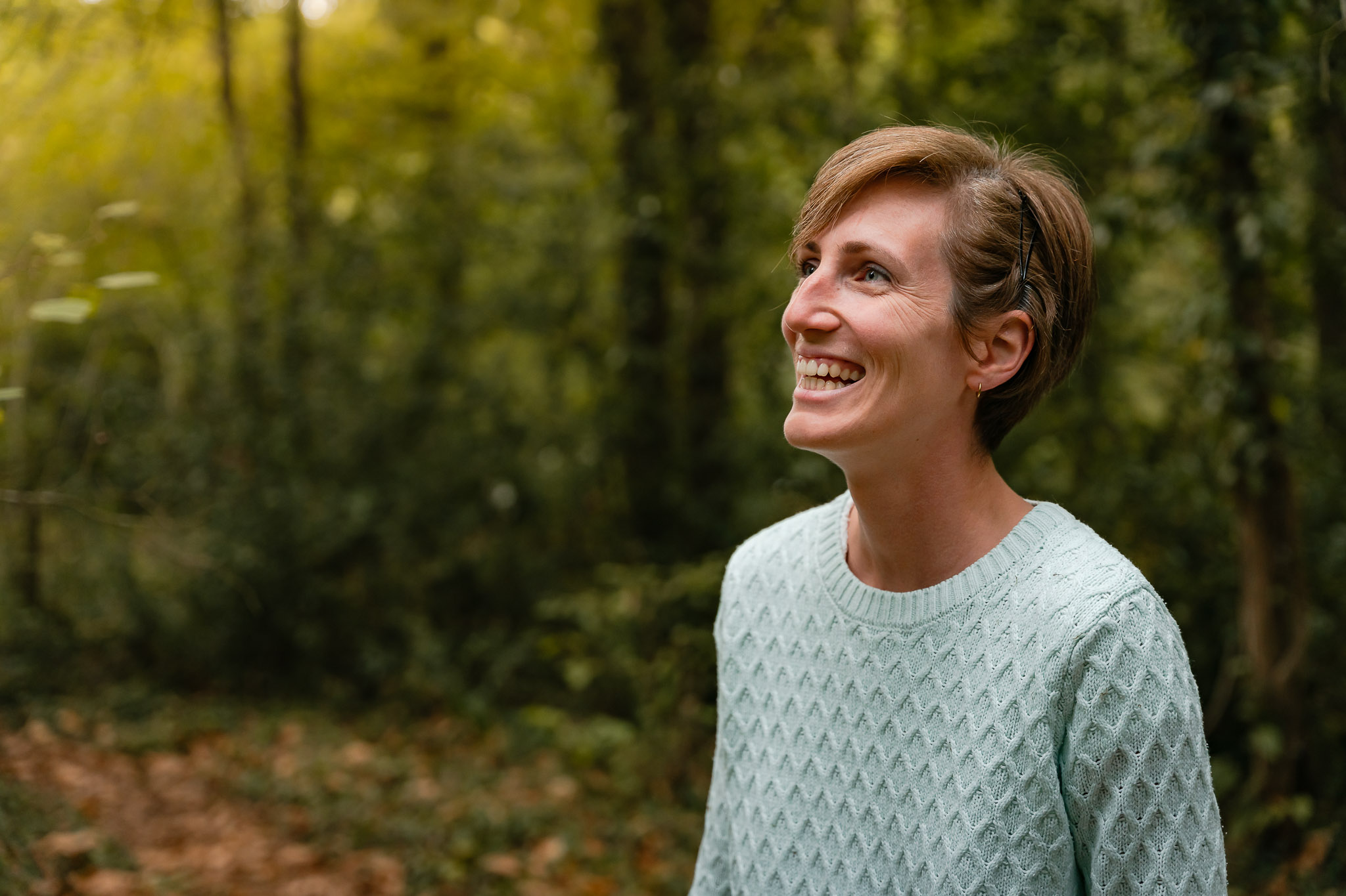 Photographe portrait Paris d'une femme qui sourit dans le bois de Vincennes