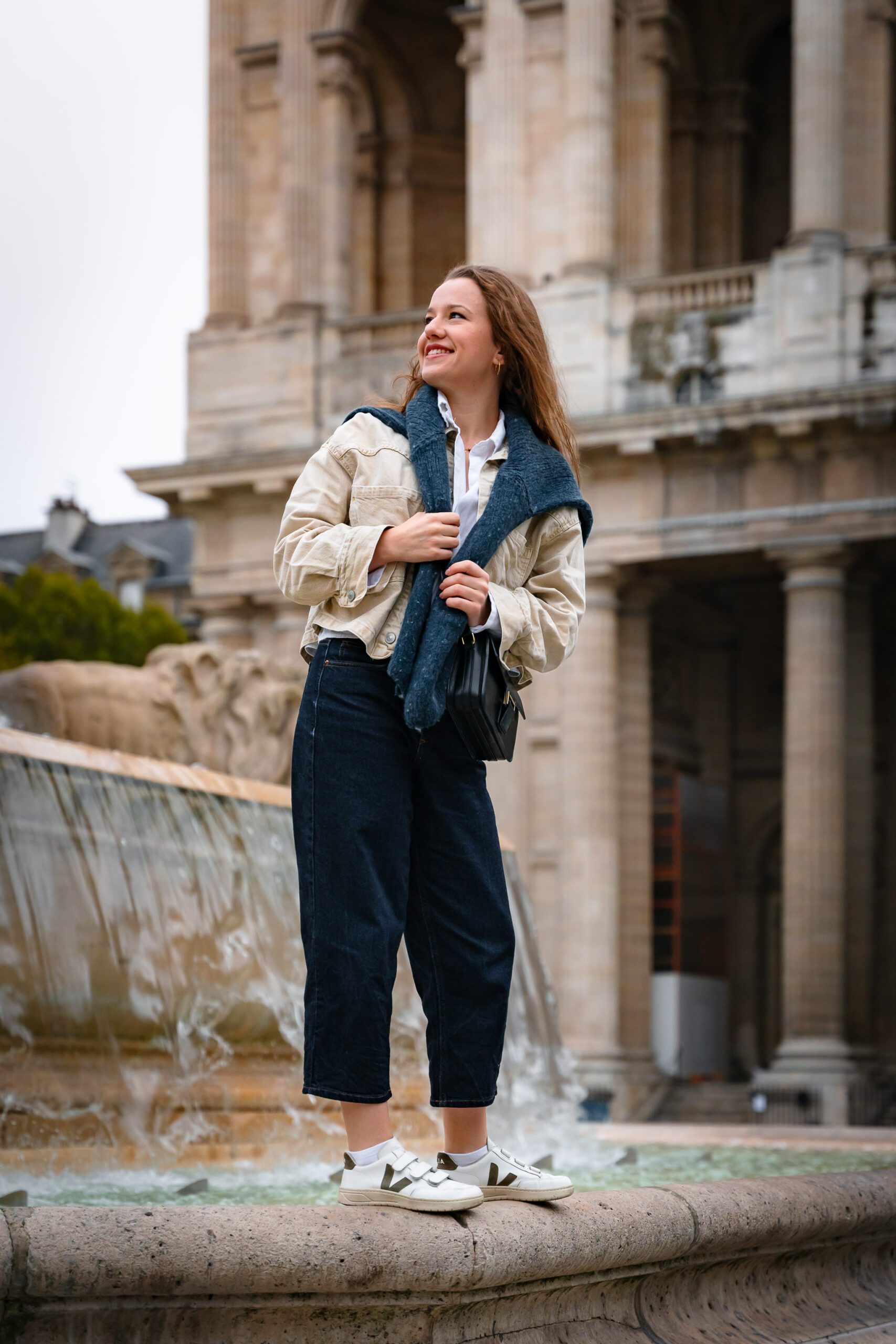 Shooting solo d'une femme à Paris sur la fontaine Saint-Sulpice