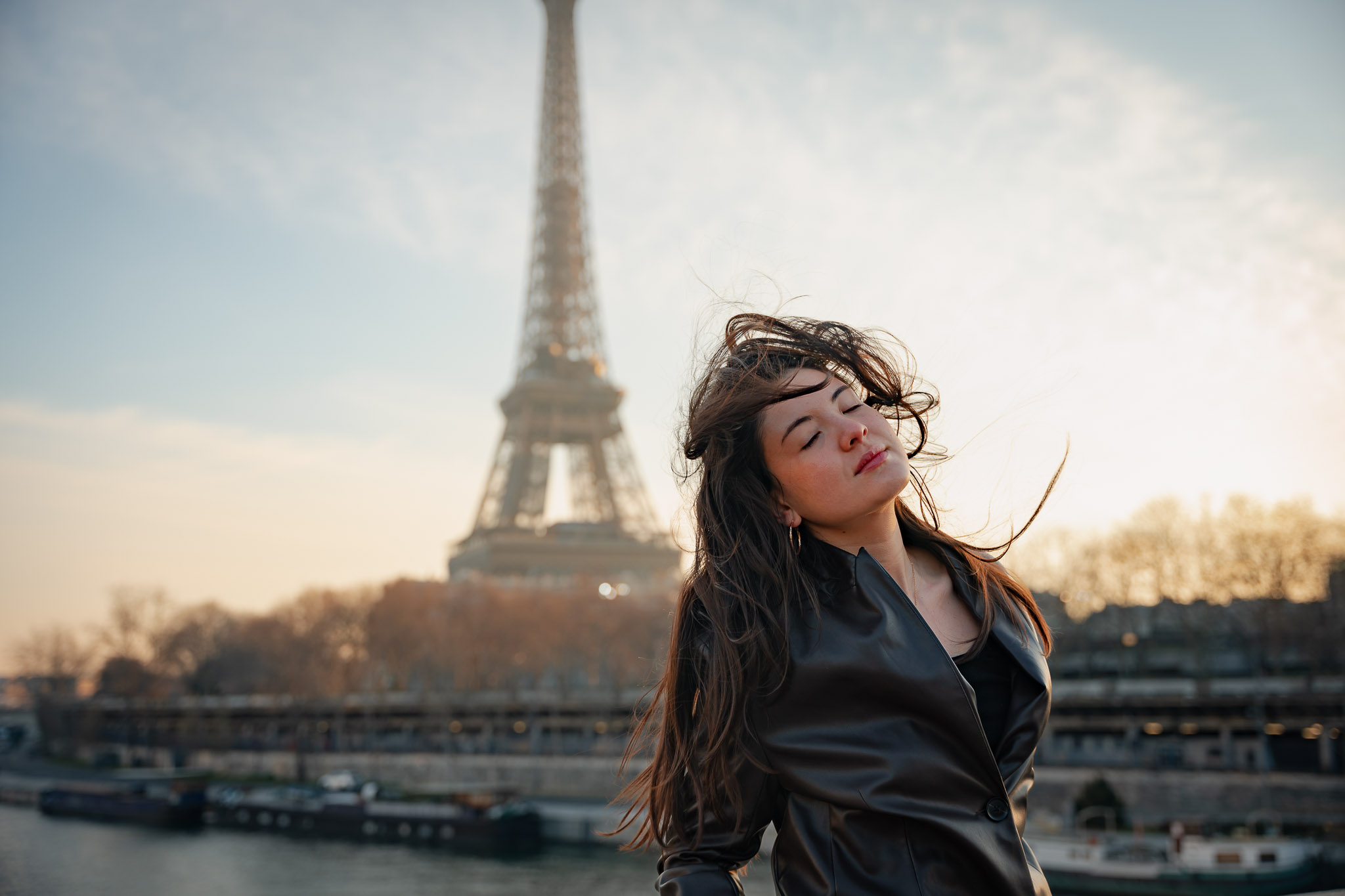 Photographe portrait Paris d'une femme sur le pont de Bir-Hakeim devant la Tour Eiffel à Paris
