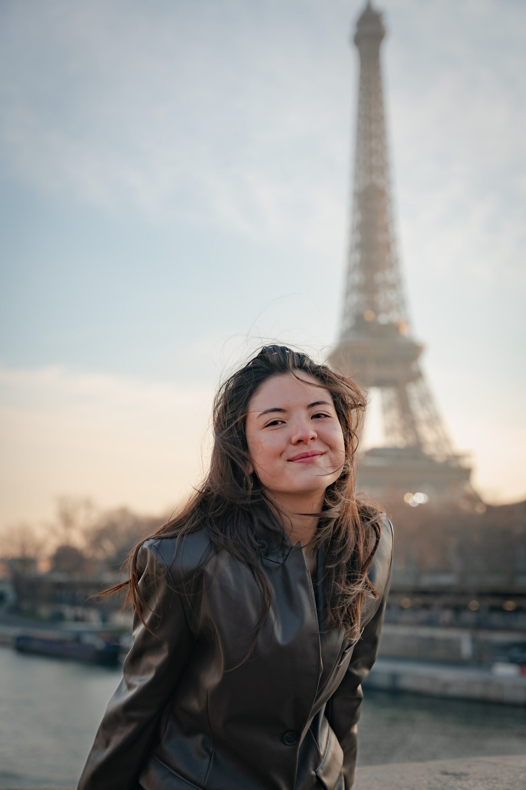Shooting photo d'une jeune femme au levé du soleil sur le Pont du Bir-Hakeim à Paris