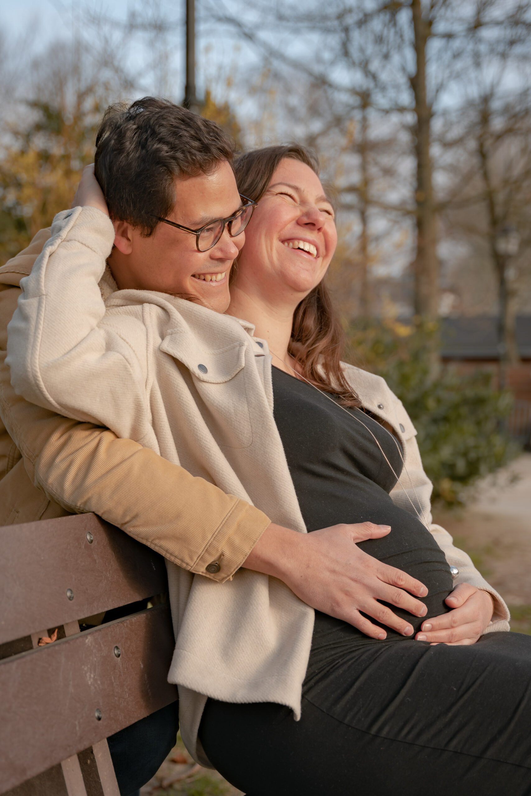 Couple amoureux assis sur un banc en attendant l'arrivée d'un bébé