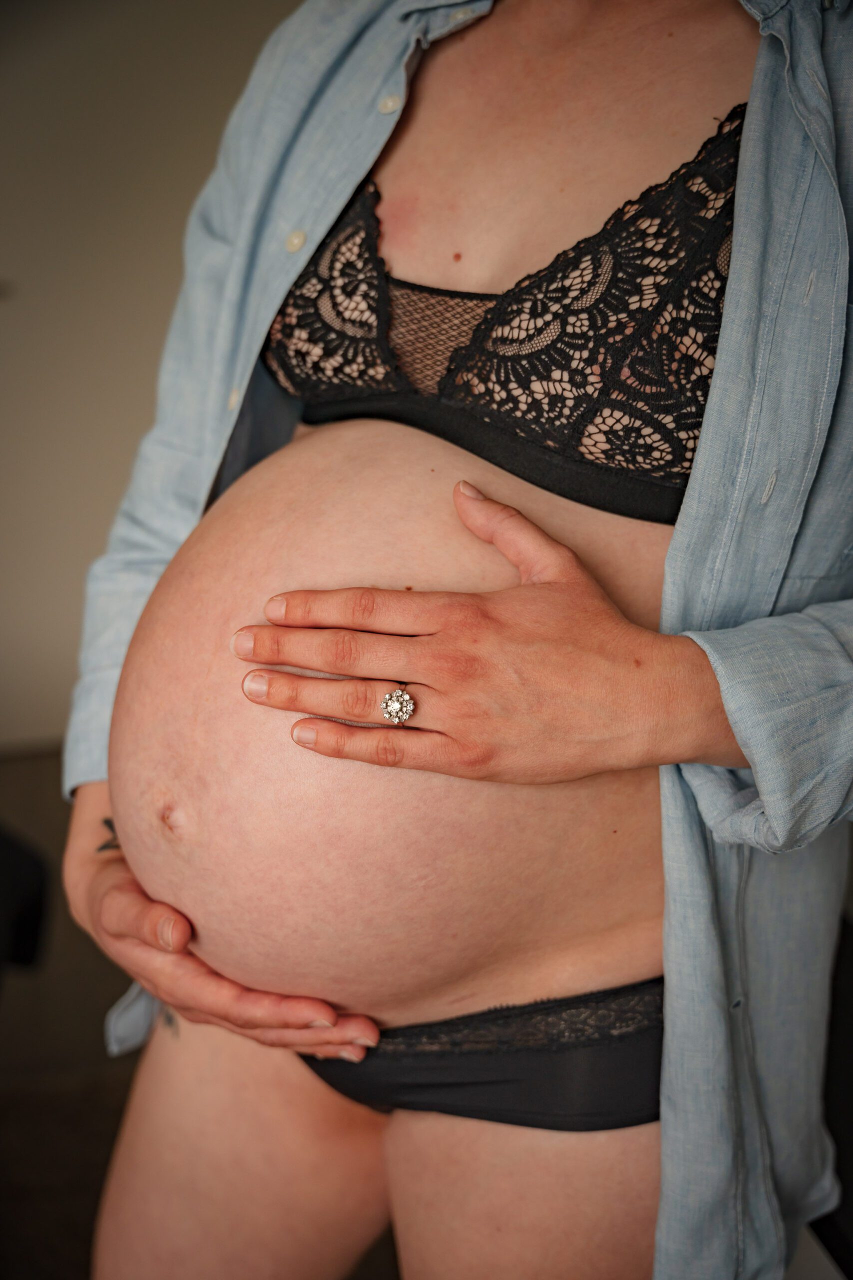 Photo d'une femme enceinte de 7 mois se tenant le ventre à Paris 