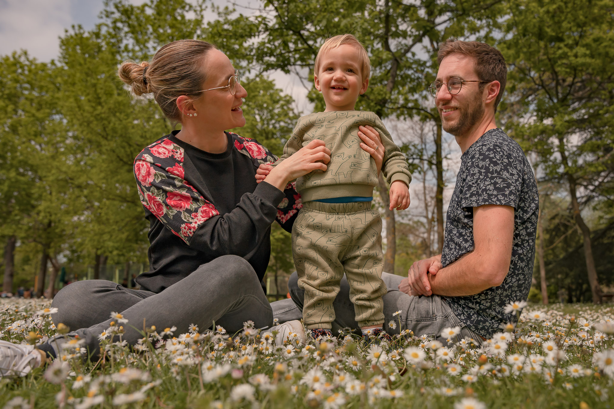 Photographe de couple et famille à Saint-Maur-des-Fossés. Une famille qui joue dans l'herbe du jardin d'Acclimatation à Paris