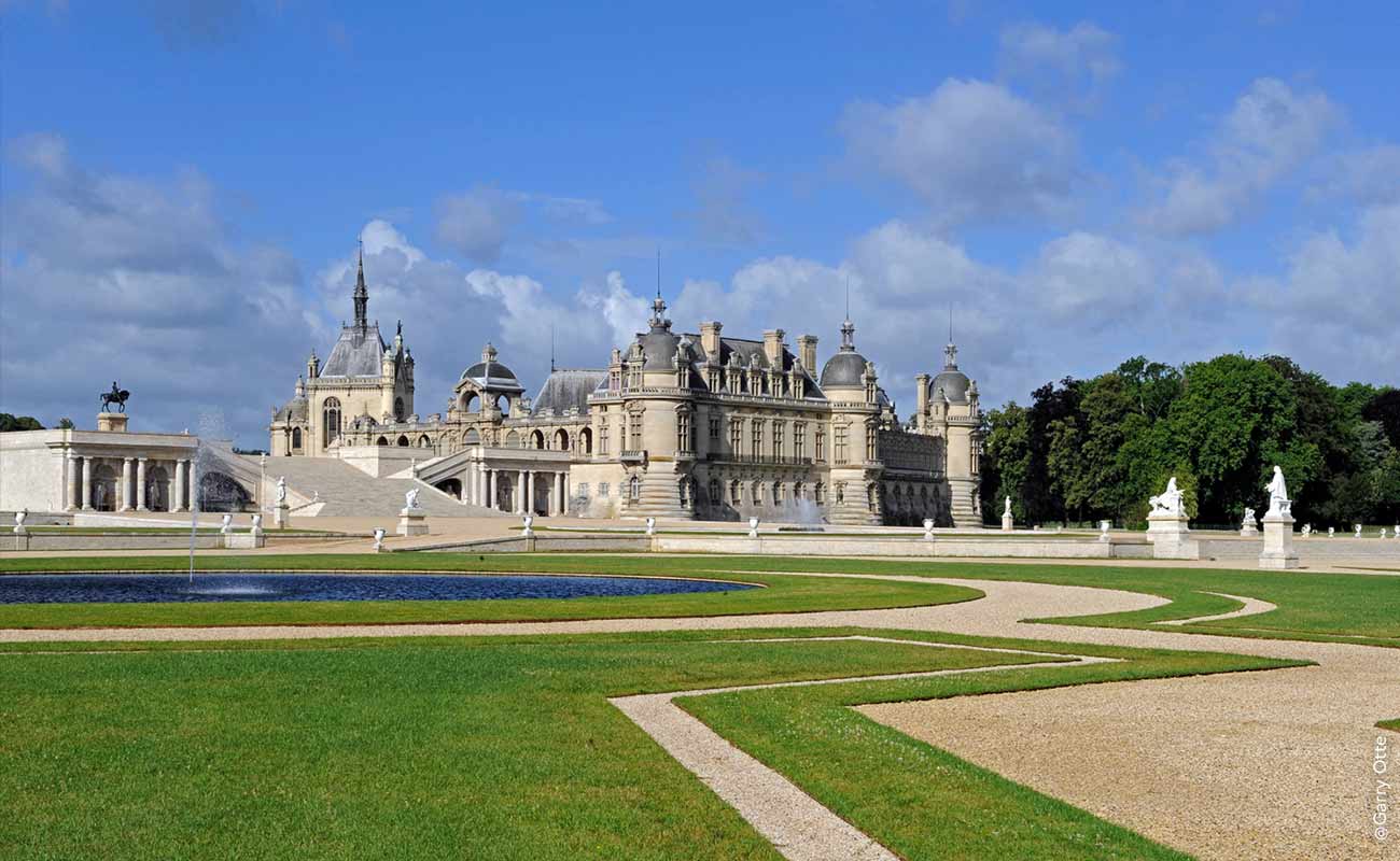Magnifique parc du chateau de Chantilly et de ses fontaines au nord de Paris