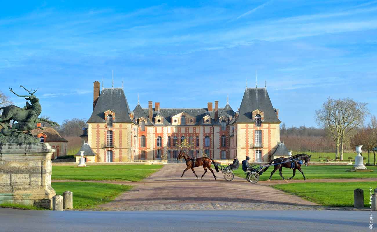 Domaine de Grosbois avec son chateau et ses chevaux à Boissy-St-Léger pour des photos de couple autour de Paris