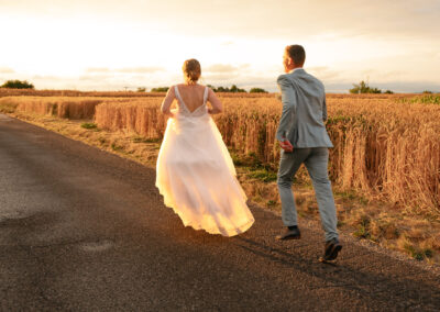 Mariage Instagrammable : Des mariés courant dans les champs au coucher de soleil en Seine-et-Marne (77)
