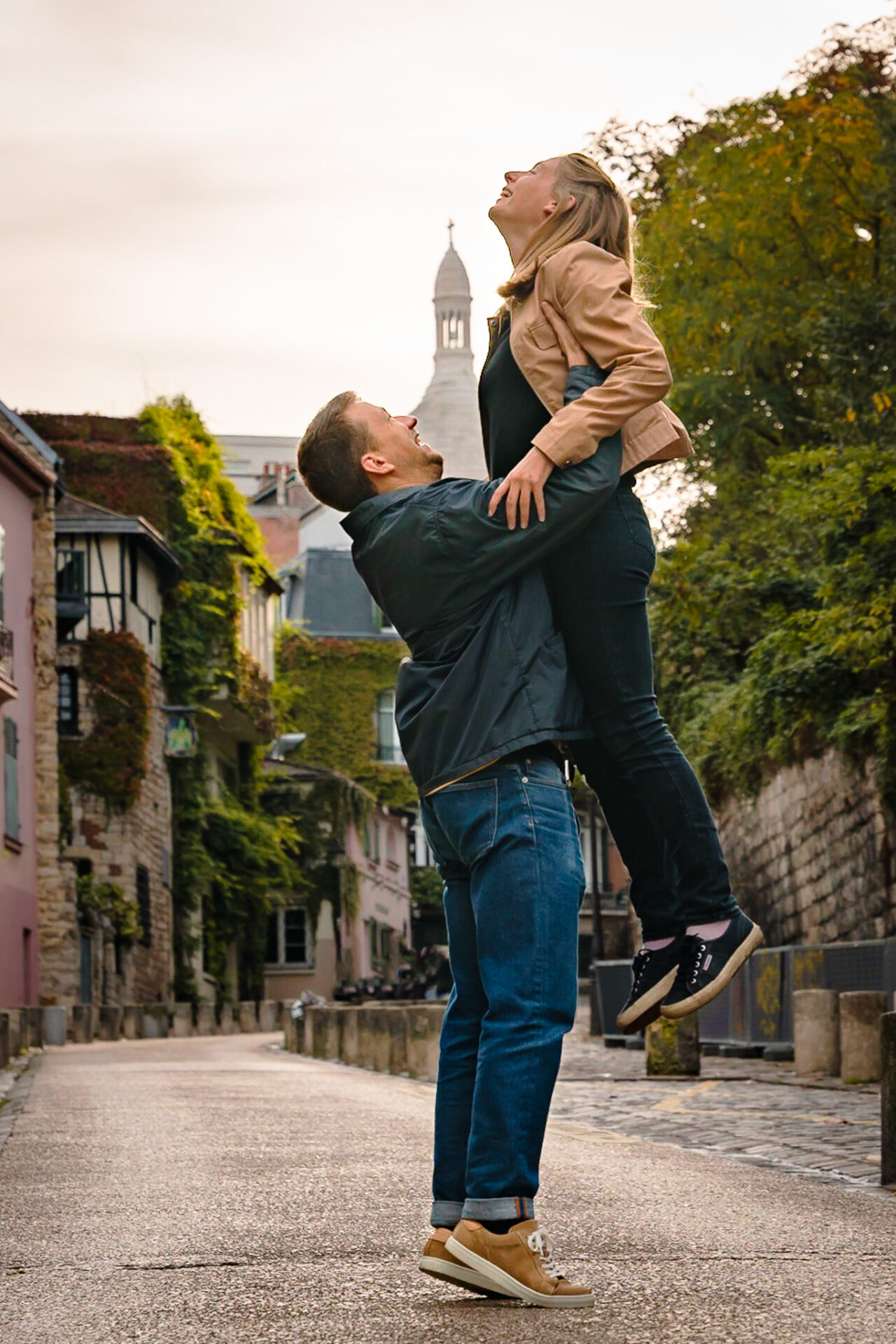 Un homme qui porte sa copine dans les ruelles de Montmartre à Paris