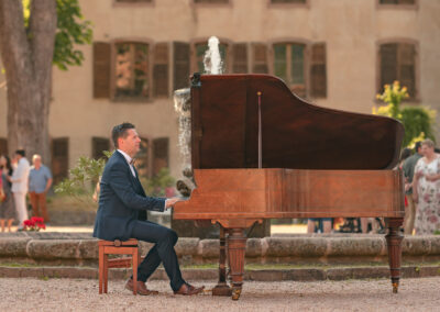 Mariage au chateau de Thanvillé - Pianiste qui joue des morceaux dans la cour du chateau de Thanvillé
