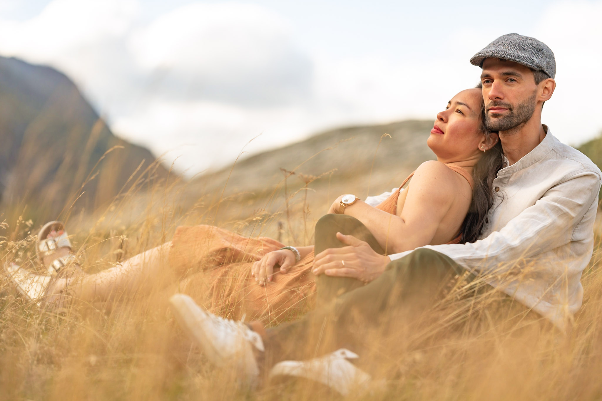 Photos couple romantiques authentiques. Couple qui est assis dans une prairie dans les Alpes françaises près de Tignes
