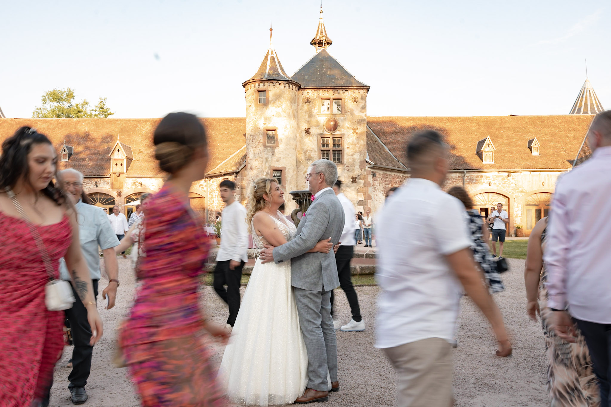 Mariage photo-friendly. Une ronde autour des mariés dans la cour du Château de Thanvillé