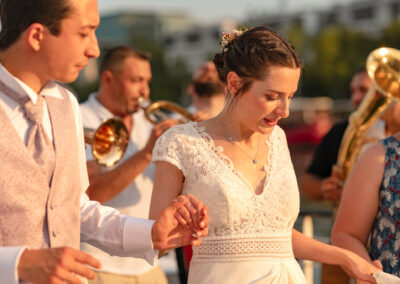 Les invités qui dansent lors d'un mariage sur une péniche sur la Seine à Paris