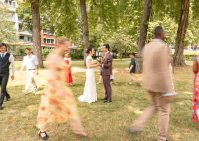 Photo artistique d'un mariage à Ivry-sur-Seine dans un parc avec les mariés au centre