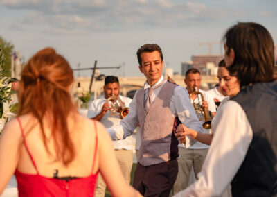 Les invités qui dansent lors d'un mariage sur une péniche sur la Seine à Paris