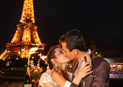 Les mariés qui s'embrassent devant la Tour Eiffel lors de leur mariage sur une péniche à Paris