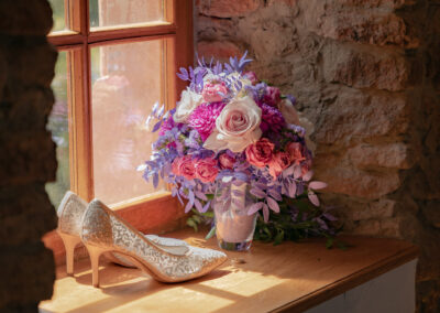 mariage au Château de thanvillé - Photo artistique des chaussures et du bouquet de la mariée