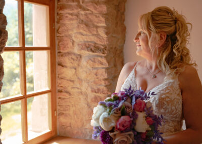 Mariage au chateau de Thanvillé - Photo artistique des préparatifs avec la mariée en robe devant la fenetre