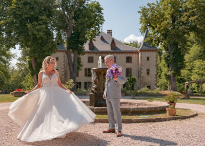 Mariage au chateau de Thanvillé - Les mariés qui dansent dans la cour du chateau de Thanvillé
