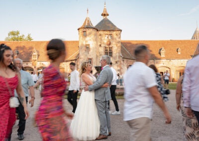 mariage au Château de thanvillé - Les invités font la ronde autour des mariés dans la cour du Chateau de Thanvillé en Alsace