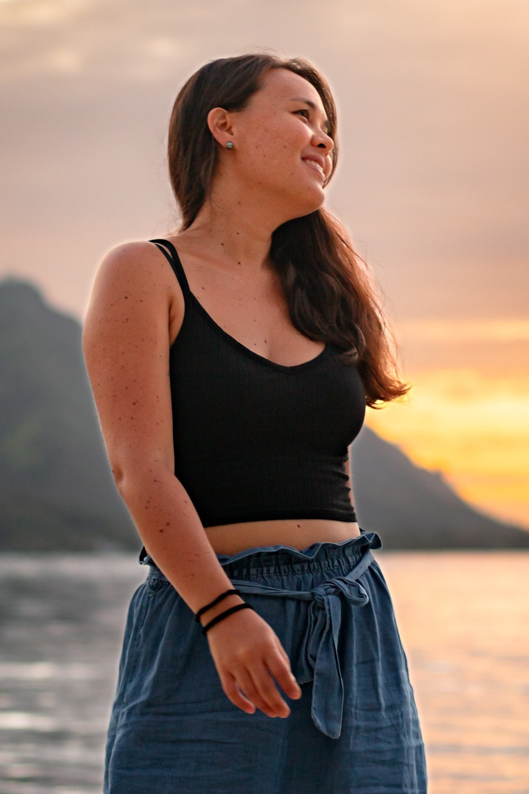 Sam Hemery debout sur la plage de Tahiti au coucher du soleil