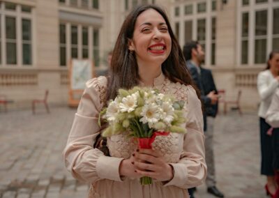Mariage de printemps à Paris 11. La femme qui a attrapé le bouquet