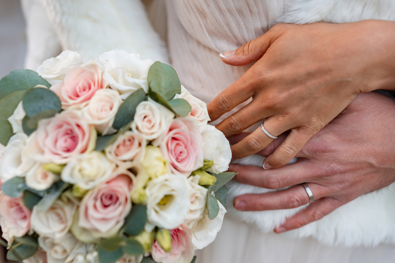 Photographe de mariage à Paris, focus sur le bouquet de la mariée et des alliances